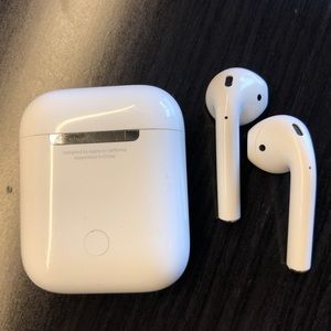 Apple AirPods w. Charging Case